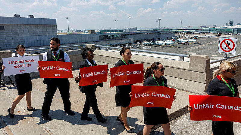 דיילות ודיילים של אייר קנדה מפגינות נגד החברה בשדה התעופה ב מיסיסאוגה קנדה 11.8.25