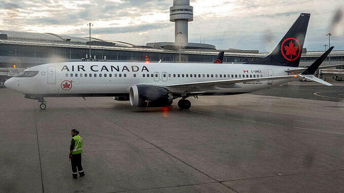 מטוס של אייר קנדה בשדה התעופה במונטריאול