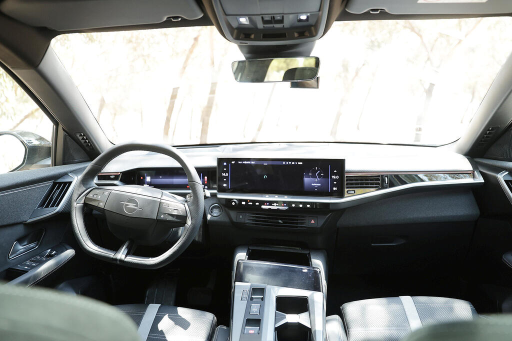 מבחן רכב אופל גרנדלד מבפנים