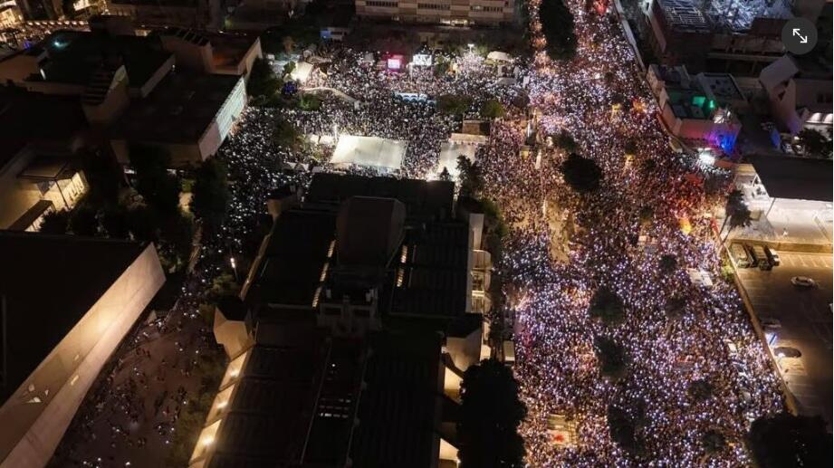 מאות האלפים בכיכר החטופים בתל אביב