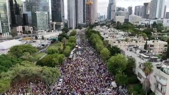 המונים בדרך לכיכר החטופים בתל אביב