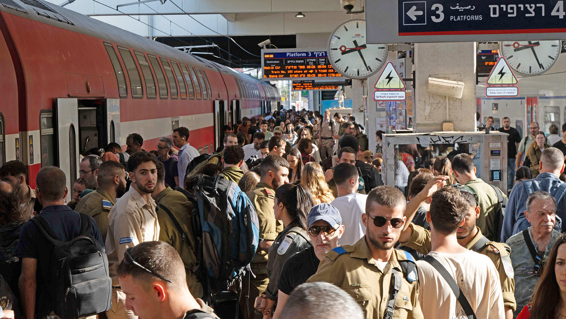 עומס ב תחנת רכבת ישראל סבידור מרכז בתל אביב