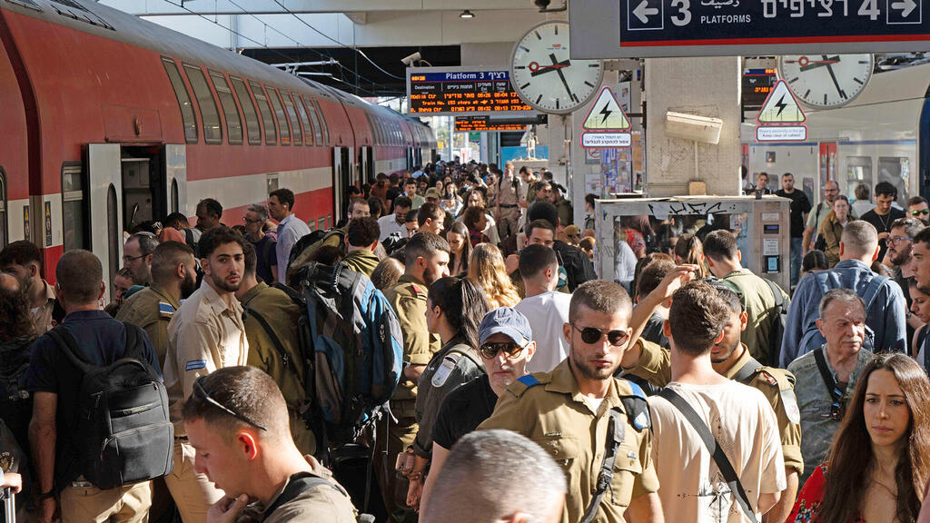 עומס ב תחנת רכבת ישראל סבידור מרכז בתל אביב