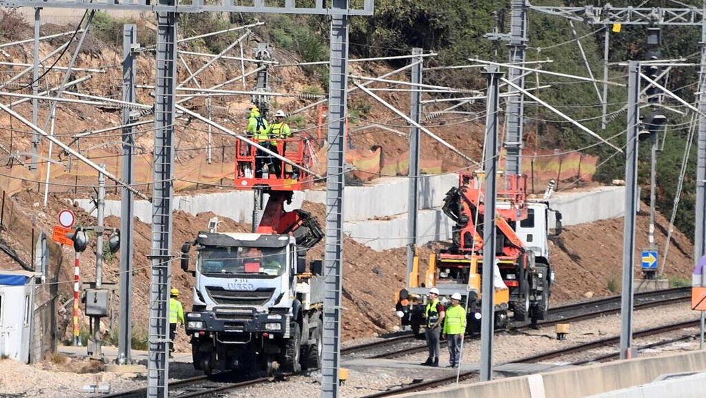 תיקונים בקווי החשמול הפגועים באזור צומת גנות מסילת רכבת ישראל