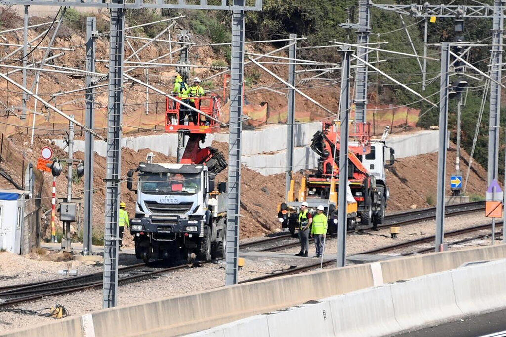 תיקונים בקווי החשמול הפגועים באזור צומת גנות מסילת רכבת ישראל
