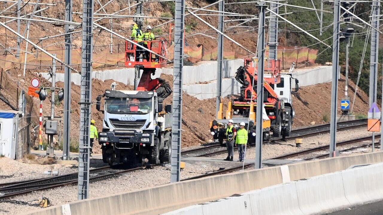 תיקונים בקווי החשמול הפגועים באזור צומת גנות מסילת רכבת ישראל