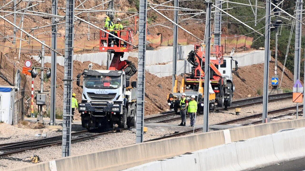 תיקונים בקווי החשמול הפגועים באזור צומת גנות מסילת רכבת ישראל