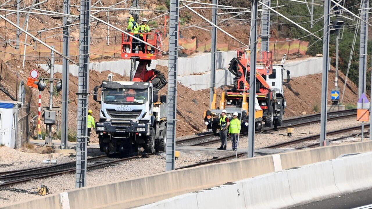 תיקונים בקווי החשמול הפגועים באזור צומת גנות מסילת רכבת ישראל