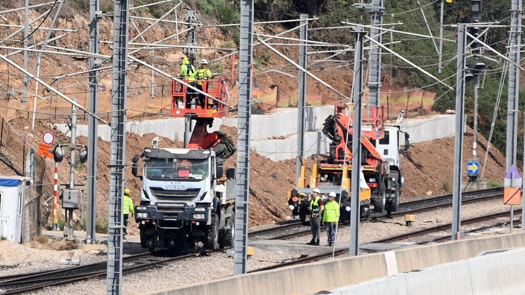 תיקונים בקווי החשמול הפגועים באזור צומת גנות מסילת רכבת ישראל