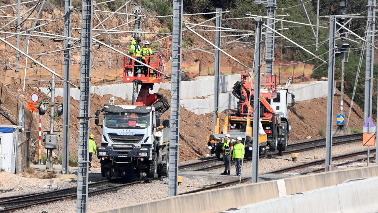 תיקונים בקווי החשמול הפגועים באזור צומת גנות מסילת רכבת ישראל