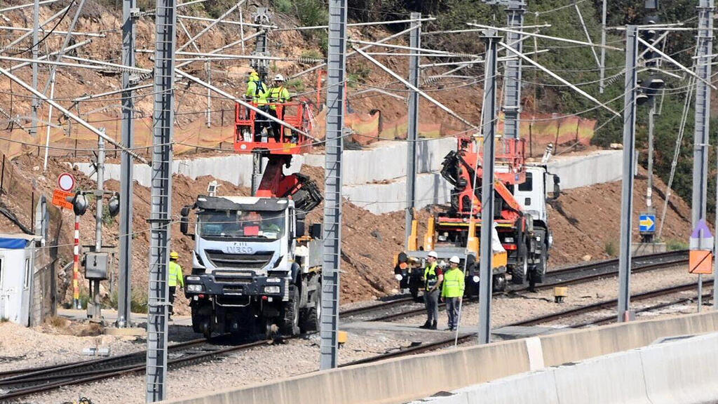 תיקונים בקווי החשמול הפגועים באזור צומת גנות מסילת רכבת ישראל