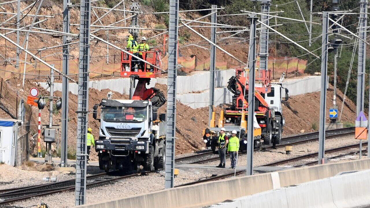 תיקונים בקווי החשמול הפגועים באזור צומת גנות מסילת רכבת ישראל