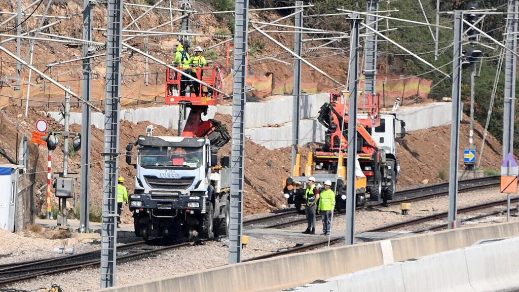 תיקונים בקווי החשמול הפגועים באזור צומת גנות. מסילת רכבת ישראל תיקונים בקווי החשמול הפגועים באזור צומת גנות מסילת רכבת ישראל
