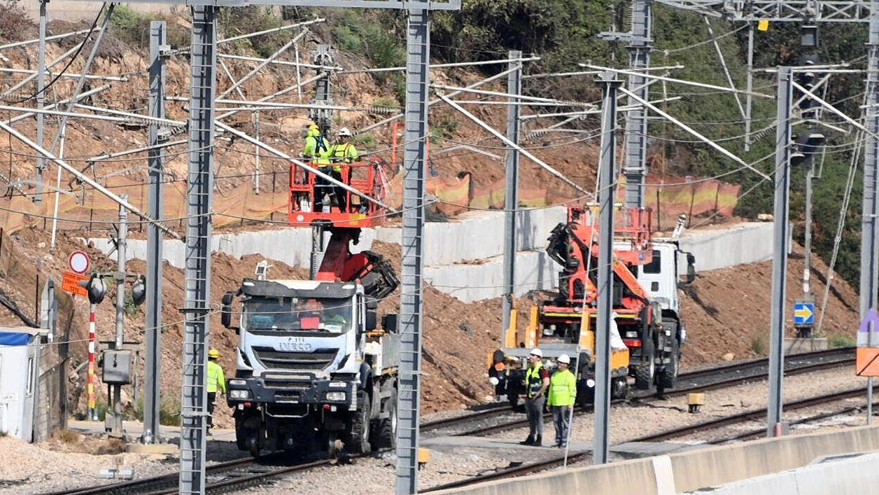תיקונים בקווי החשמול הפגועים באזור צומת גנות מסילת רכבת ישראל