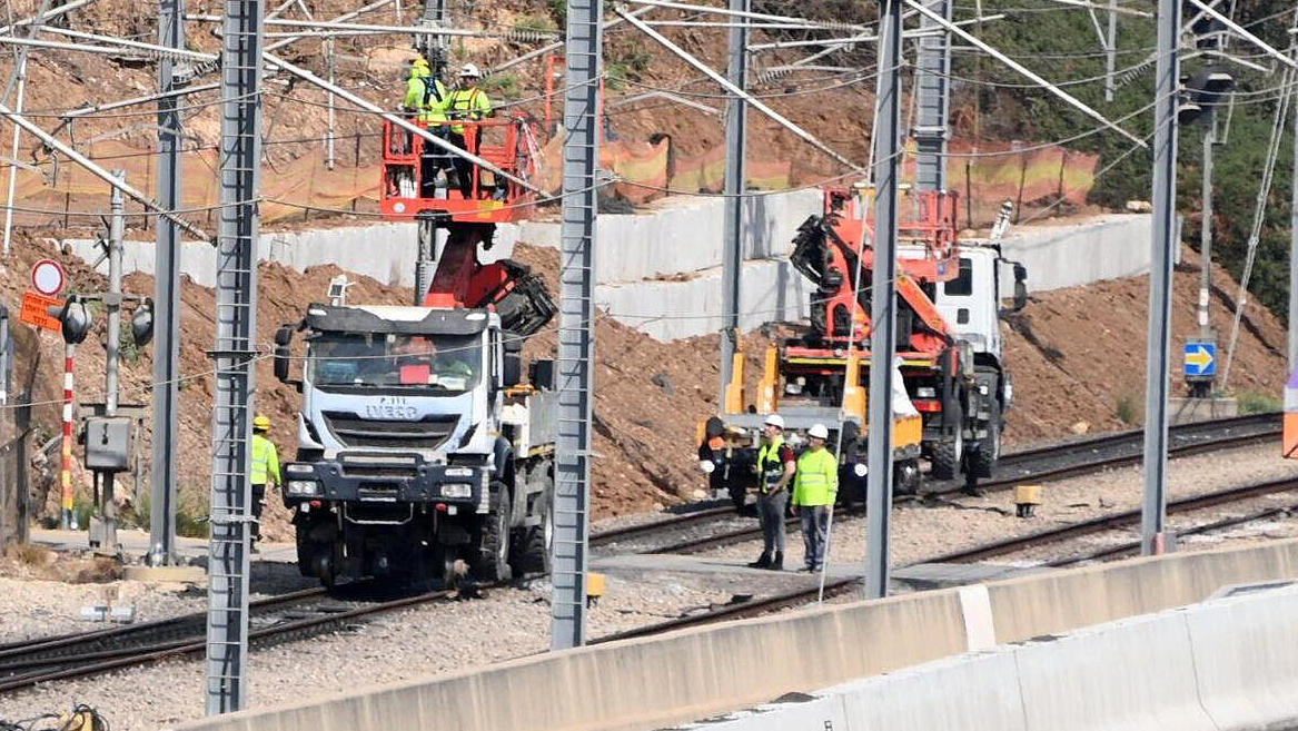 תיקונים בקווי החשמול הפגועים באזור צומת גנות מסילת רכבת ישראל