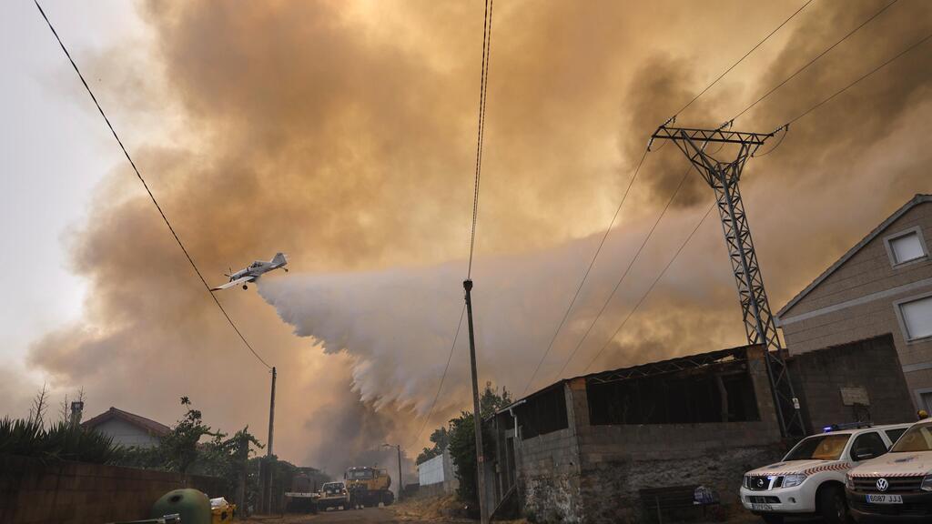 שריפה בצפון מערב ספרד אוגוסט 25 (צילום: AP /Lalo R. Villar) שריפה בצפון מערב ספרד אוגוסט 25