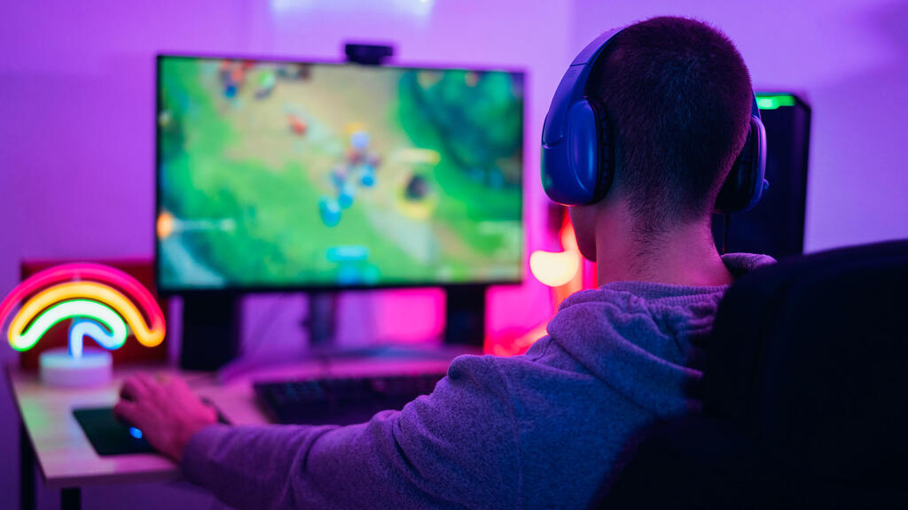 גיימר. רוב הצעירים בוחרים בפלטפורמות שמציעות משחקים חינמיים או זולים עם מודלים של מיקרו־תשלומים (צילום: AlessandroBiascioli/Shutterstock) גיימר רוב הצעירים בוחרים בפלטפורמות שמציעות משחקים חינמיים או זולים עם מודלים של מיקרו־תשלומים