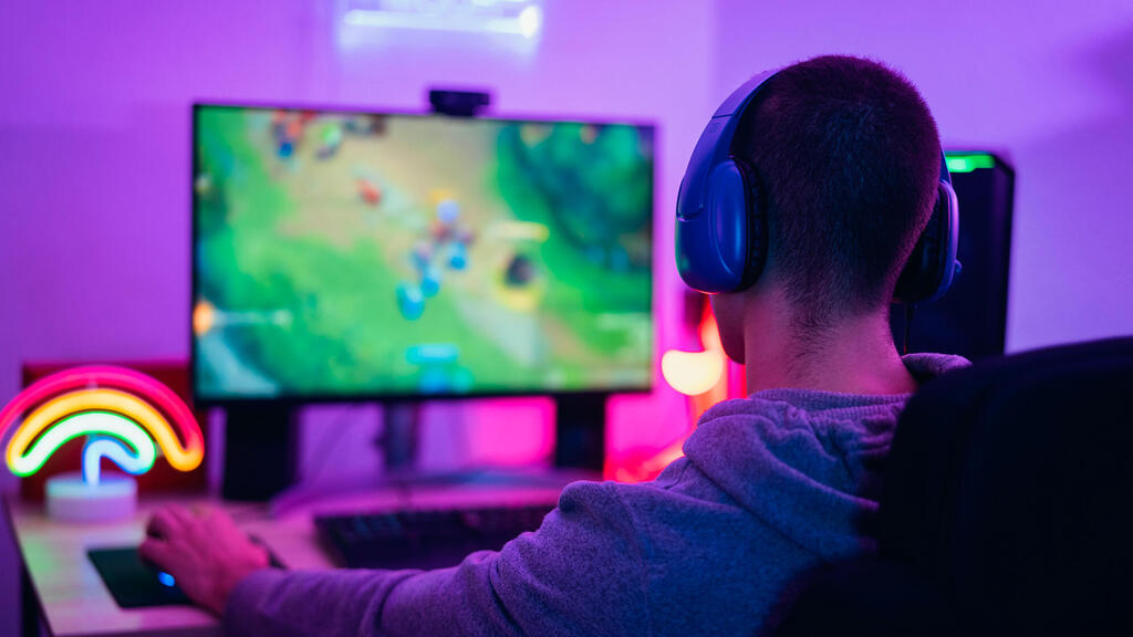 גיימר. מתכוננים לשיבוש גם שם (צילום: AlessandroBiascioli/Shutterstock) גיימר רוב הצעירים בוחרים בפלטפורמות שמציעות משחקים חינמיים או זולים עם מודלים של מיקרו־תשלומים