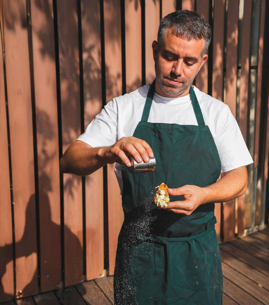 אסף גרושקובסקי: "כשחזרתי מאיטליה הייתי לומד ממתכונים באיטלקית ביוטיוב את תנועות הידיים, חוזר למטבח ומתאמן, ובכל פעם הבנתי עוד משהו" (צילום: נדב יהלומי) פנאי קאסה די קנולי אסף גרשובסקי