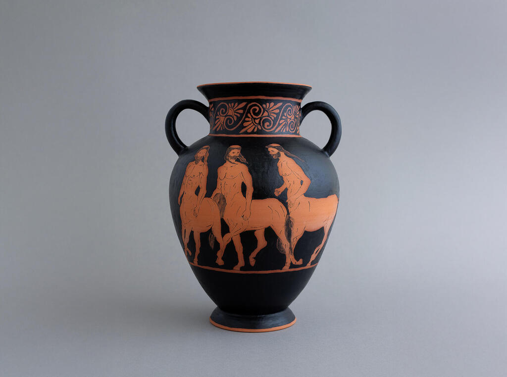 פנאי יצירות של דידי כליפה  מתוך ״המתנחלים״ כד עם ציור של נערי גבעות כקנטאורים