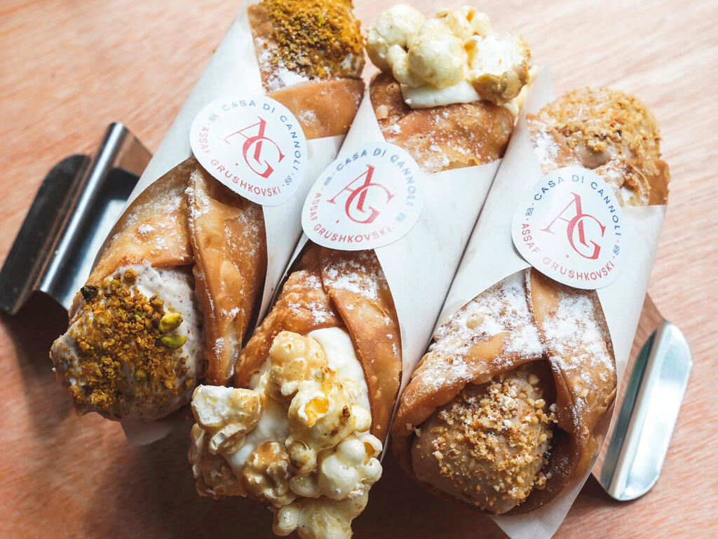 קנולי של גרושקובסקי. יש שלושה טעמים: קרם שוקולד עם ריקוטה, קרם פופקורן וקרם אגוזי לוז (צילום: נדב יהלומי) פנאי קאסה די קנולי של גרשובסקי