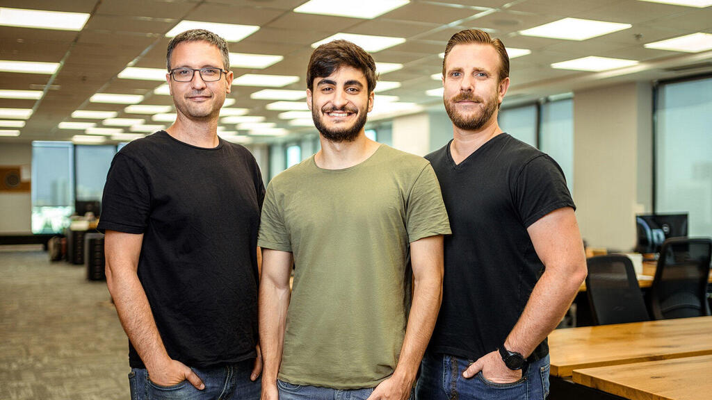 מימין: טמיר, שלמה והר. "באקספלוריום נכנסתי להמון חרדות. לקחתי כל דבר ללב ברמות. היום העור שלי טיפה יותר עבה"