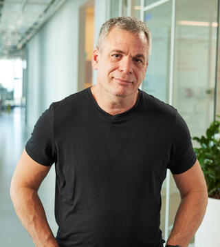 אברהמי. "הוא אמר לי: 'כדי להיות גלובלי הסיפור החמוד של אדם אחד בלי משקיעים, צריך להסתיים, כי השוק זז מהר ואתה צריך צוות"