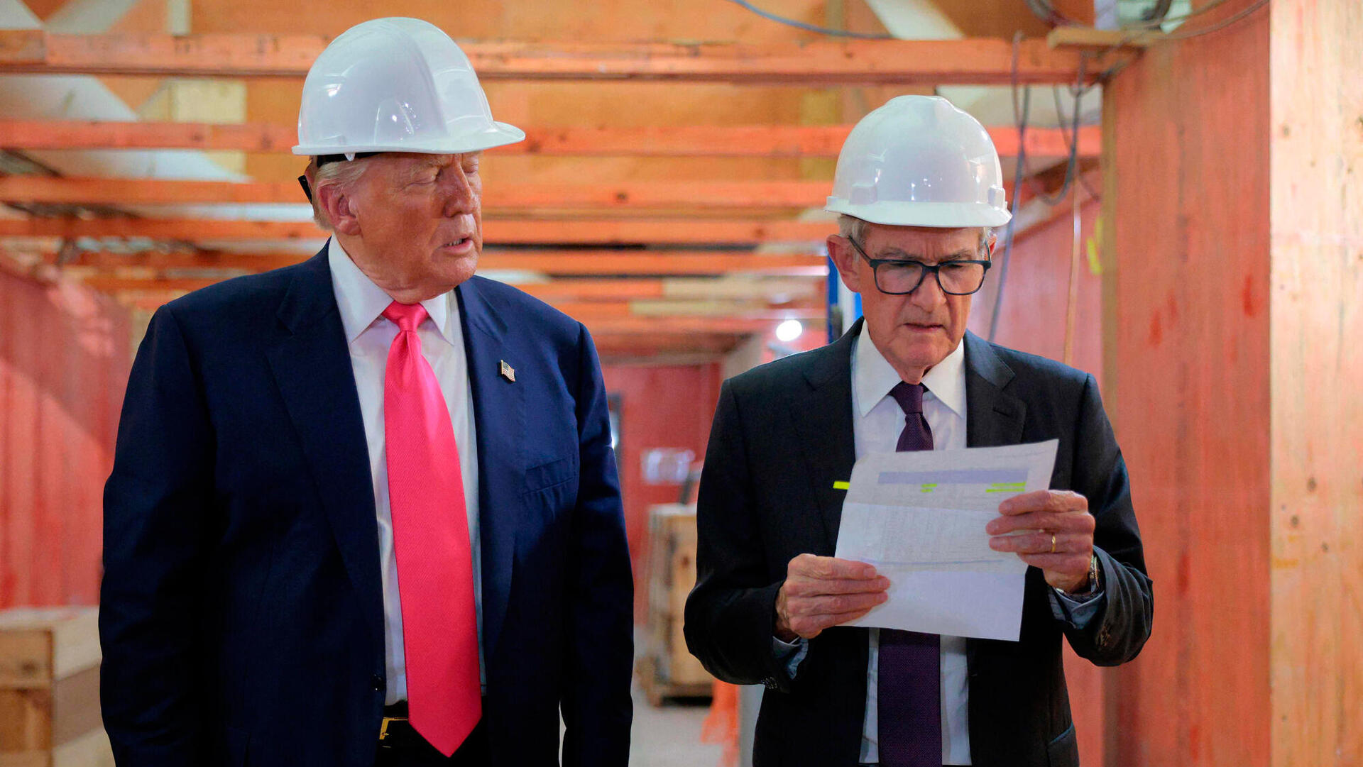 מימין ג'רום פאוול ו דונלד טראמפ 