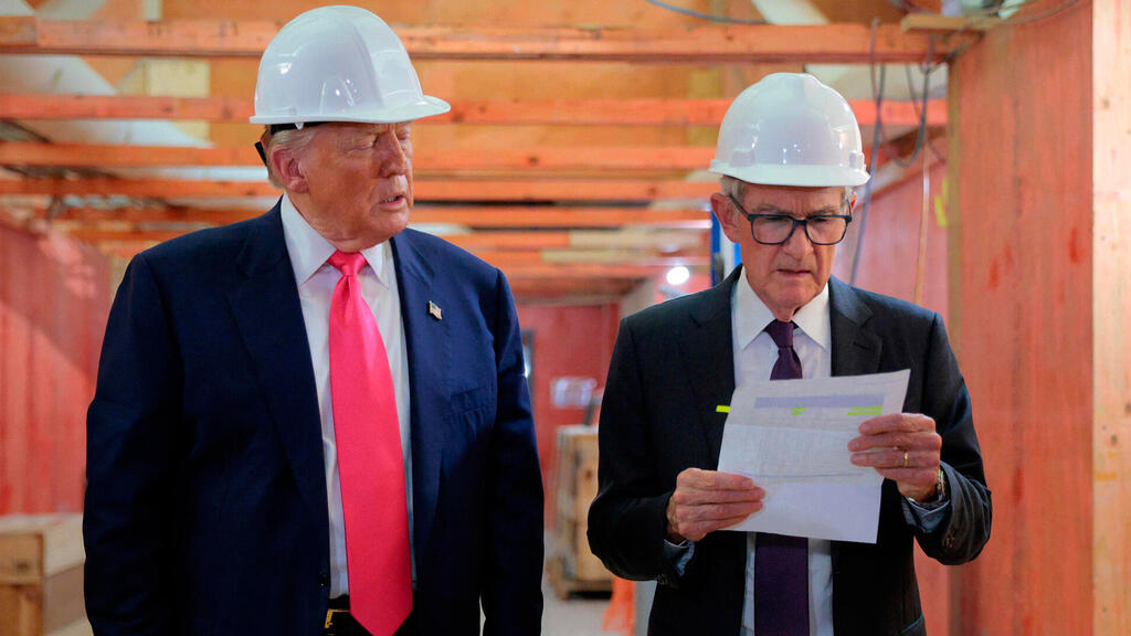 מימין ג'רום פאוול ו דונלד טראמפ 