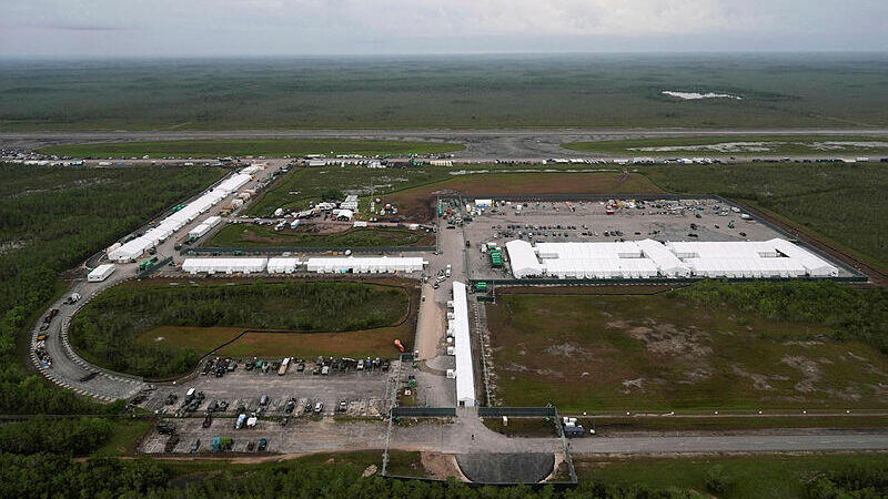 מתקן אלקטרז התנינים בארה"ב (צילום: AP Photo/Rebecca Blackwell) עבודות במתקן אלקטרז התנינים תנינים ב פלורידה ארה"ב מתקן שבונה ממשל טראמפ לכליאת מהגרים