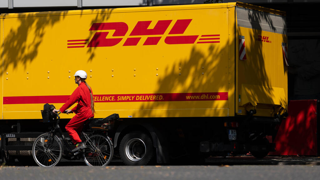 רכב של DHL ב ברלין גרמניה