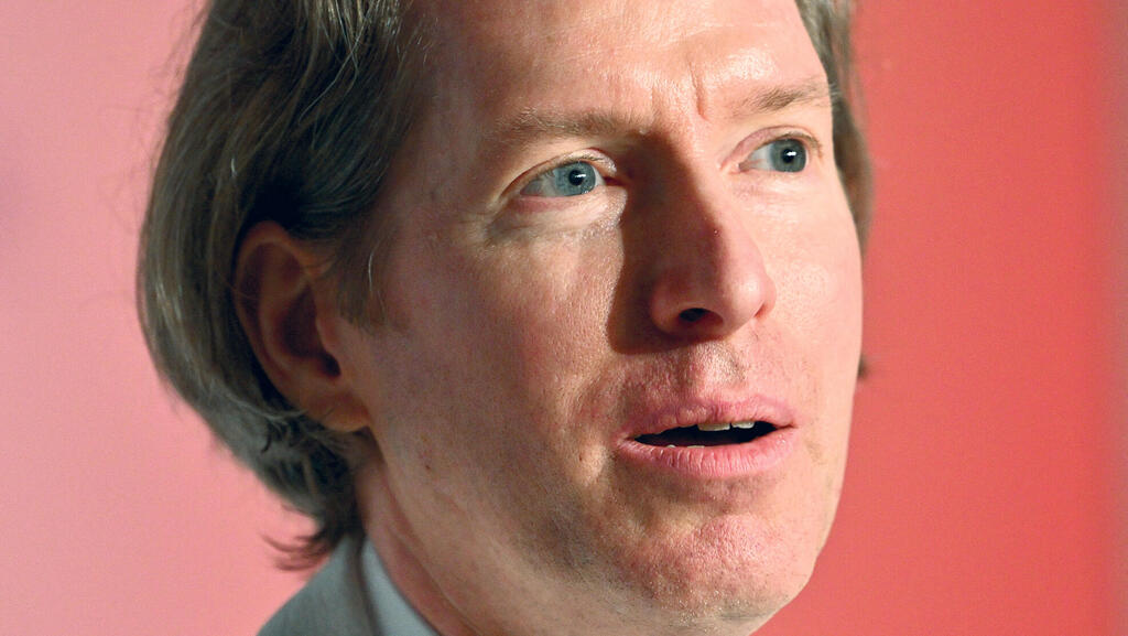 אנדרסון (בצילום) בגיחה מפתיעה לעולמות האקטואליה. האם גיבורו הוא מאסק, בזוס, טראמפ, או כל תעשיין שעסקיו מפילים ממשלות? (צילום: AFP) פנאי במאי ווס אנדרסון