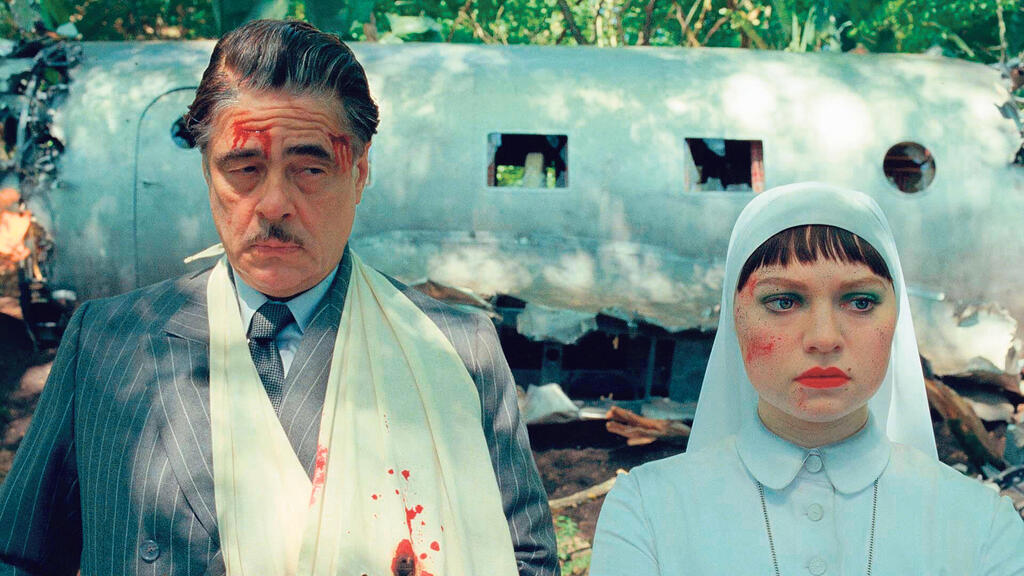 בניסיו דל טורו ומיה ת׳ריפלטון כאב ובתו בסרט. עלילה מטורללת ומלאת תהפוכות פנאי בניסיו דל טורו ו מיה ת׳ריפלטון מתוך הסרט העוקץ הפיניקי