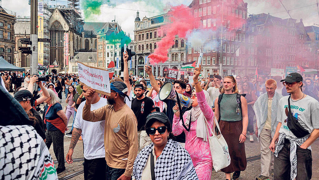 מחאה בהולנד נגד ישראל ונגד הממשלה המקומית, בשבוע שעבר. ביקורת על סנקציות לא משמעותיות מספיק נגד ישראל (צילום: AFP/ Ramon van Flymen ) מחאה בהולנד נגד ישראל ונגד הממשלה המקומית