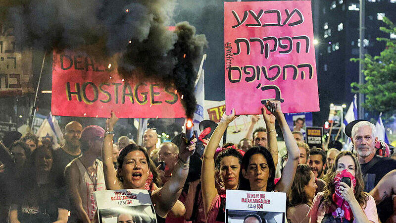 ההפגנה למען החטופים ביום שבת בקפלן (צילום:Jack GUEZ / AFP) עינב צנגאוקר הפגנה 3 מחאה חטופים ב קפלן תל אביב 23.8.25