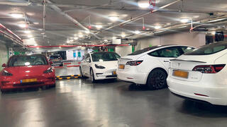 מכוניות חשמליות ב עמדות טעינה