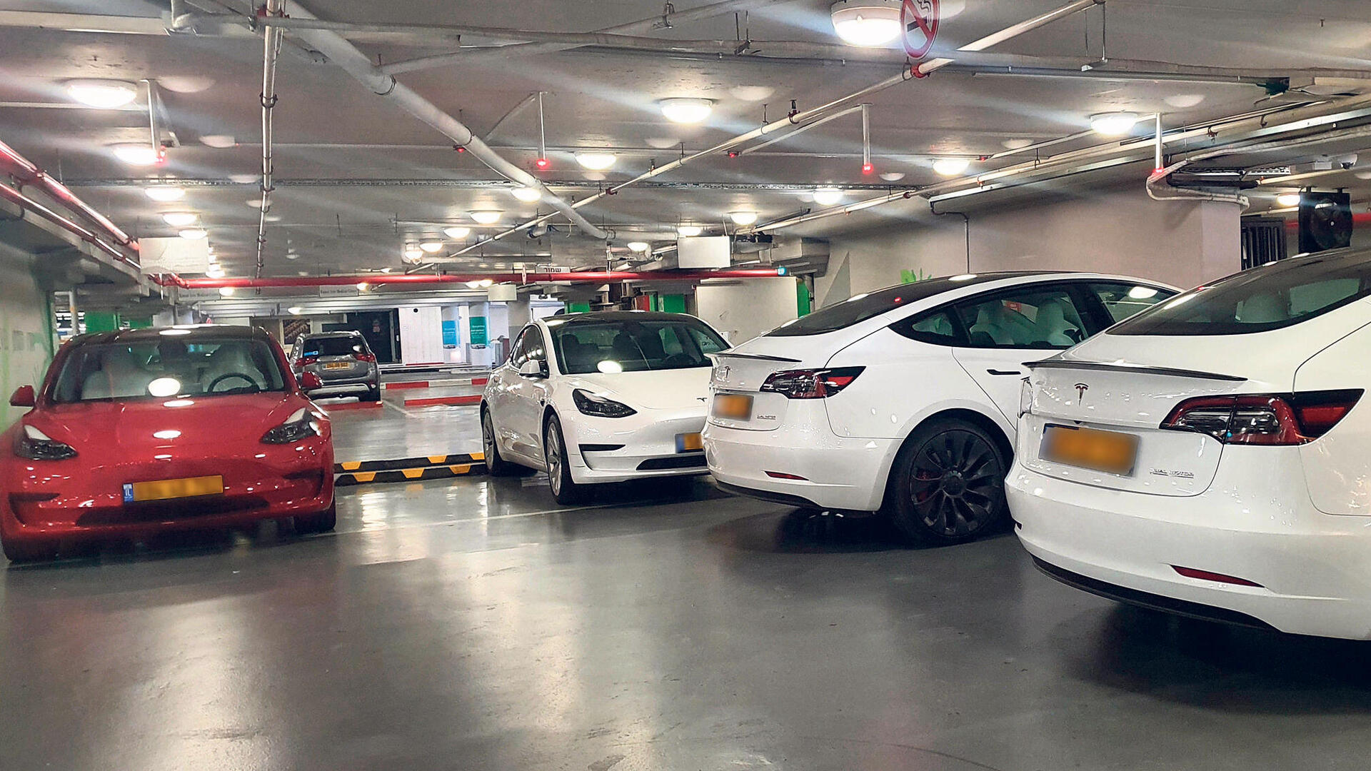 מכוניות חשמליות ב עמדות טעינה