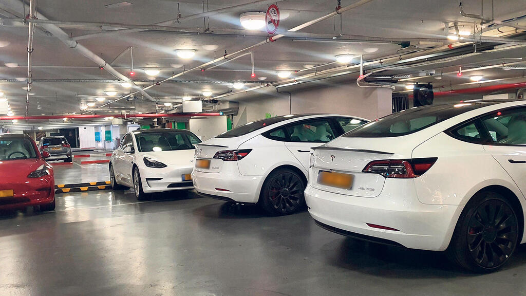 מכוניות חשמליות ב עמדות טעינה