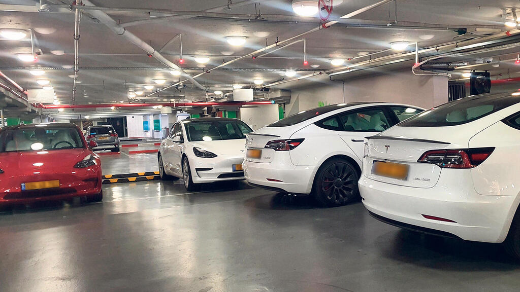 מכוניות חשמליות ב עמדות טעינה