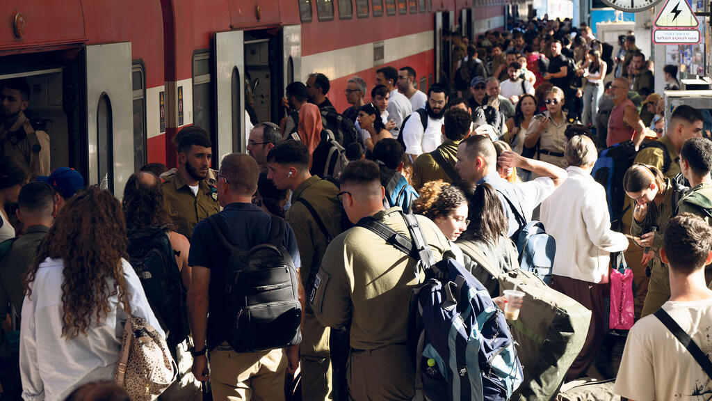 עומס בתחנת רכבת סבידור מרכז אוגוסט 2025