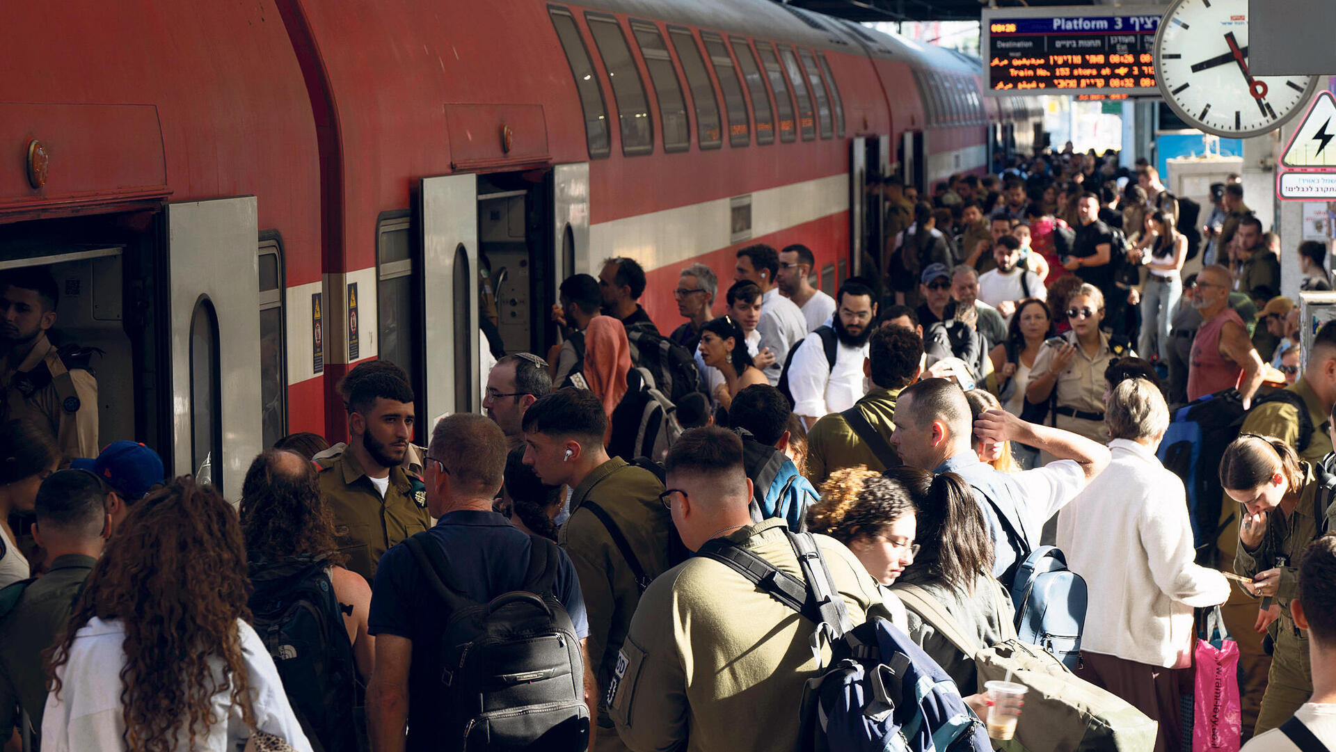 עומס בתחנת רכבת סבידור מרכז אוגוסט 2025