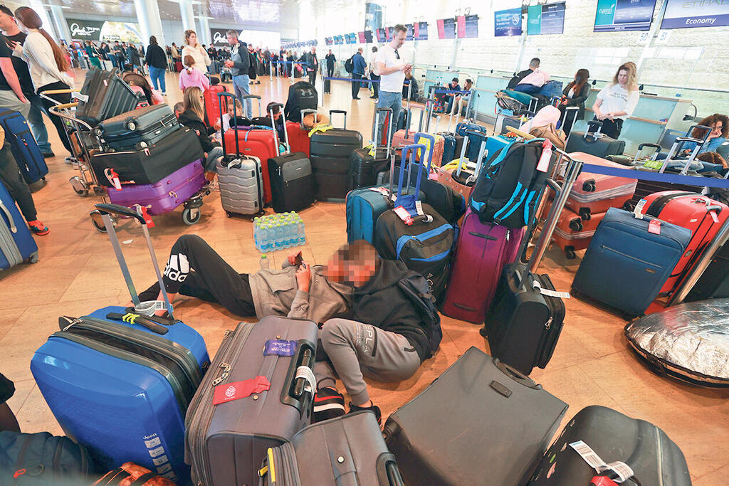 נתב"ג. בדרך לשביתה? (צילום: שאול גולן) נוסעים ב נתב"ג