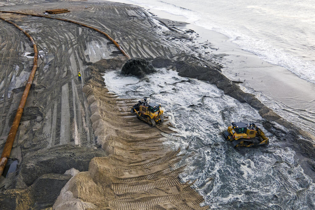 הזנת חוף באמצעות חול שמוזרם בצינור לחוף פאר רוקאוויי בקווינס, ניו יורק. קרוב ל־ 600 חופים בארצות הברית עברו טיפול דומה במאה השנים האחרונות
