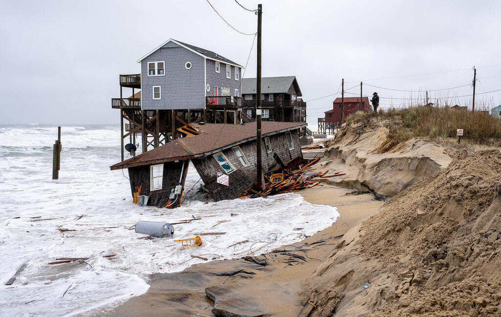 מוסף סחף מבנים מתפרקים על קו החוף של רודנתה, צפון קרוליינה. ממיאמי ועד לברצלונה וגולד קוסט באוסטרליה, עיריות ורשויות מנסות להבין כיצד להגן על על עצמן או לעצור את התכווצות קווי החוף שלהן