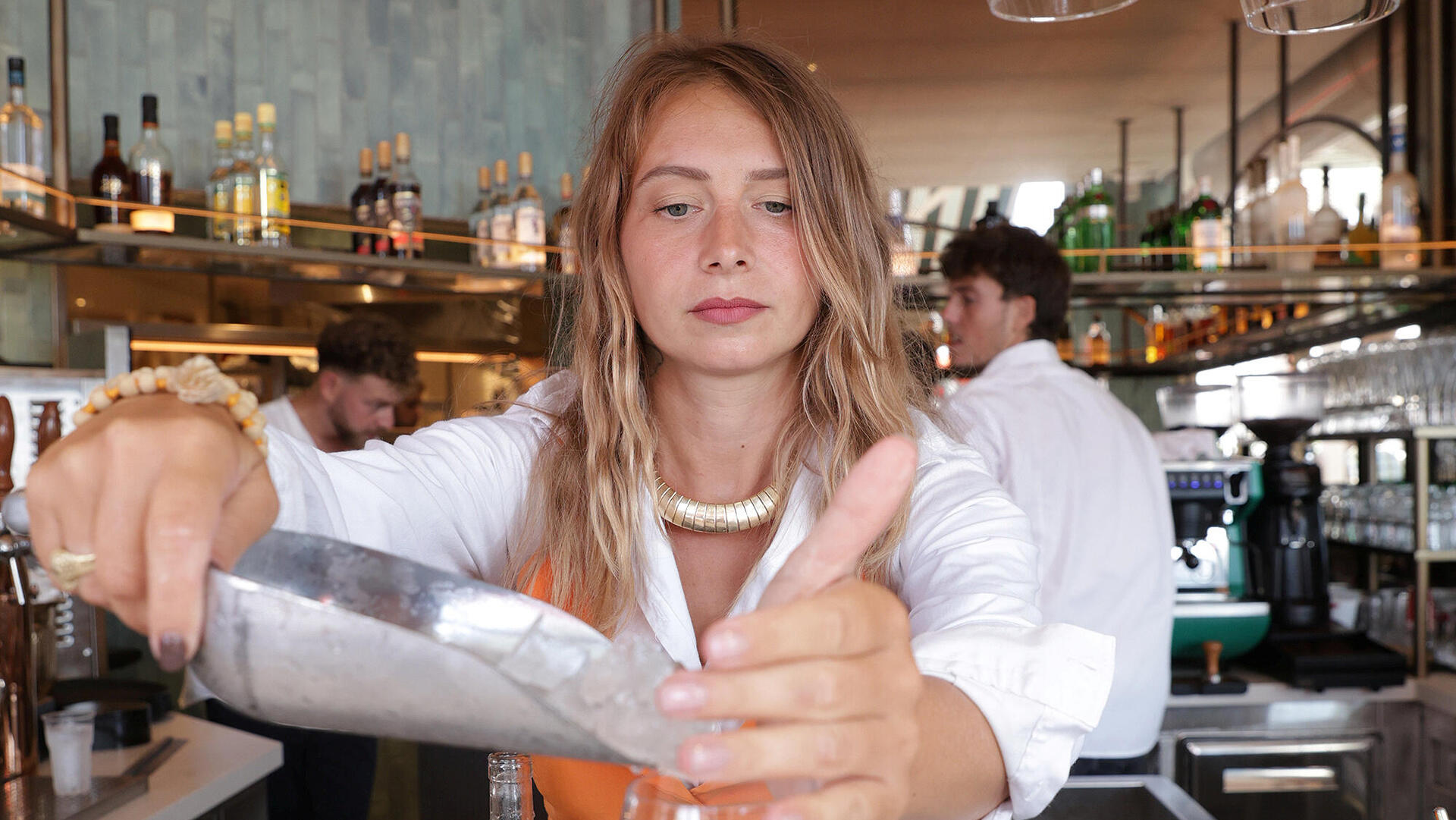 המיקסולוגית ריי וויט מייצרת המשקה נונו-ביטר בסיס לקוקטייל בלי אלכוהול פנאי