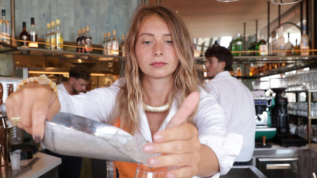 המיקסולוגית ריי וויט מייצרת המשקה נונו-ביטר בסיס לקוקטייל בלי אלכוהול פנאי