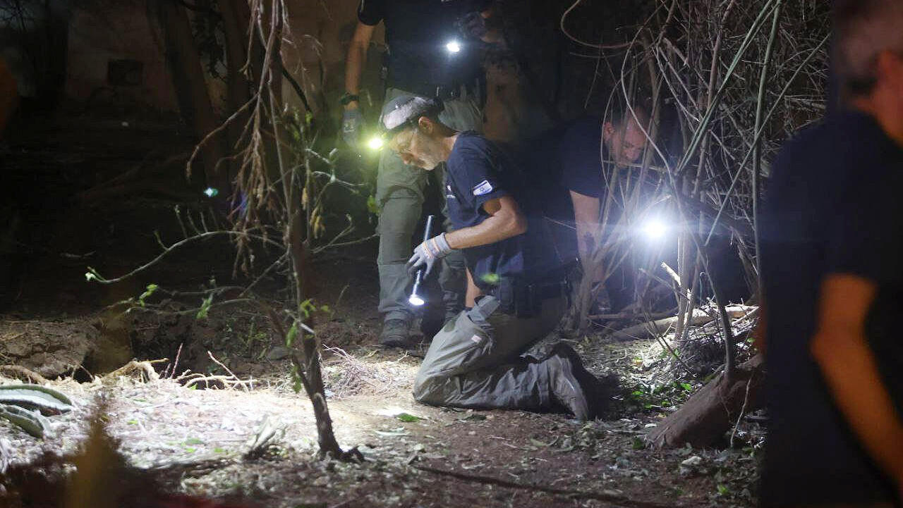 חבלנים מחפשים אחרי שרידי הפצצה שנפלה במושב גנתון משיגור טיל מ תימן