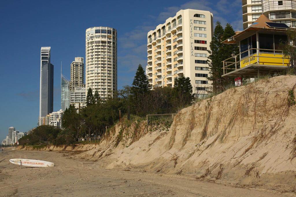 מצוק החול המתכרסם בעיר גולד קוסט, אוסטרליה. 70% מהאוכלוסייה באזור גרה במרחק של עד 2 ק"מ מהחוף