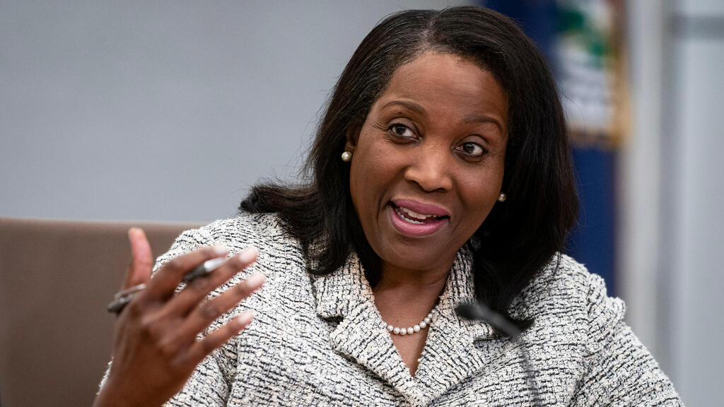 ליסה קוק מושלת ב פדרל ריזרב שטראמפ פיטר ב26.8.25