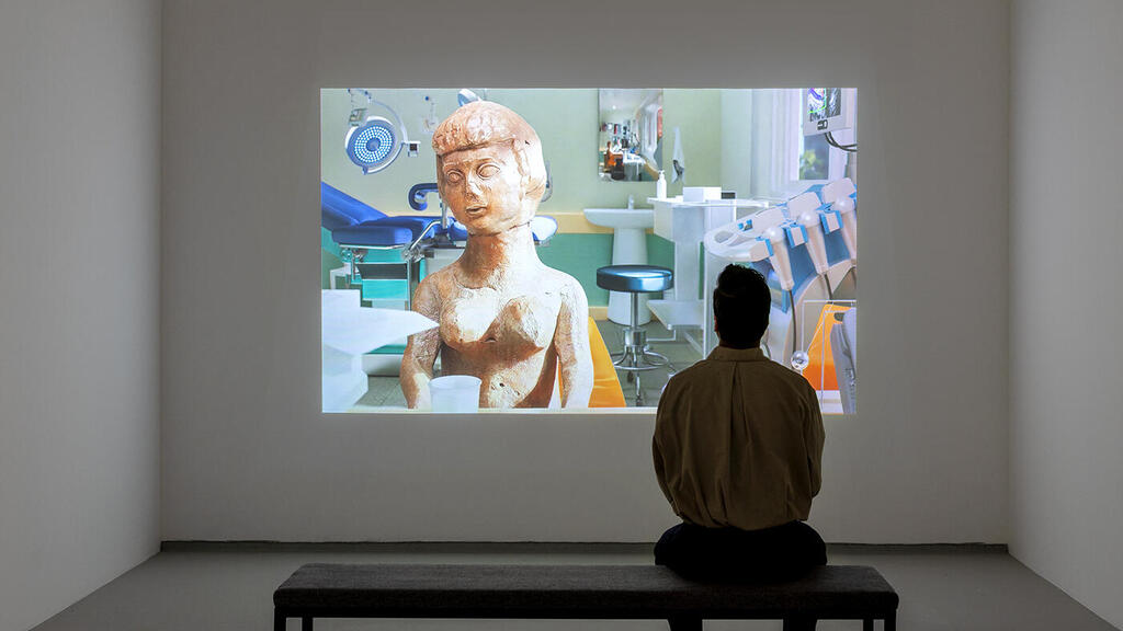 היצירה ארץ אם של האמנית רות פתיר פנאי